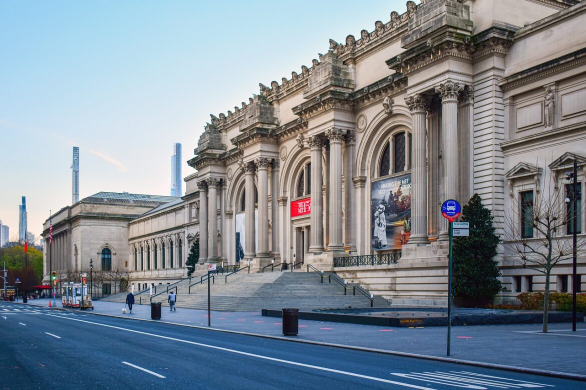 the metropolitan museum of art in nyc side picture